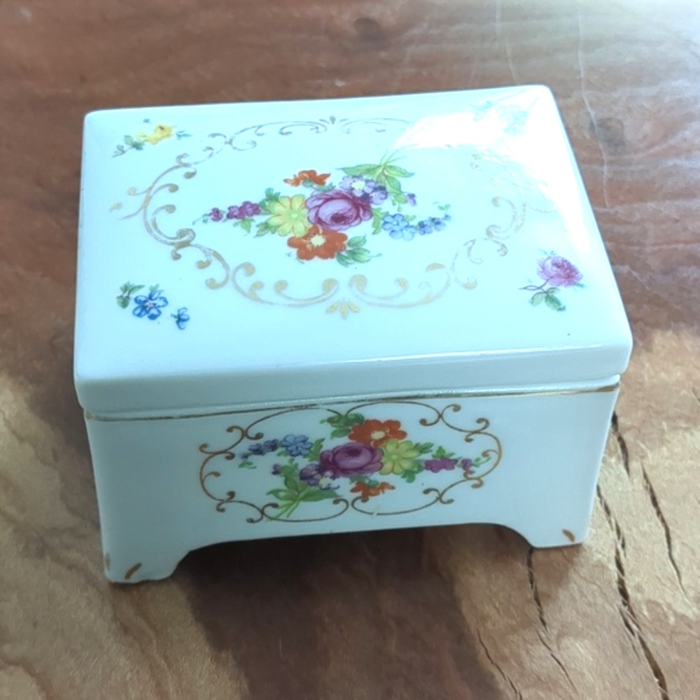 VTG Porcelain Victorian Curio Trinket Jewelry Box Floral Hand Painted Gold Trim